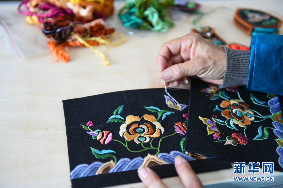 内蒙古自治区级蒙古族刺绣传承人姚凤琴的作品细节(4月6日摄)。