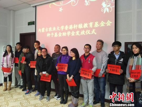 图为“种子基金”发放现场 乌娅娜 摄