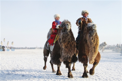 游客参加内蒙古冬季那达慕