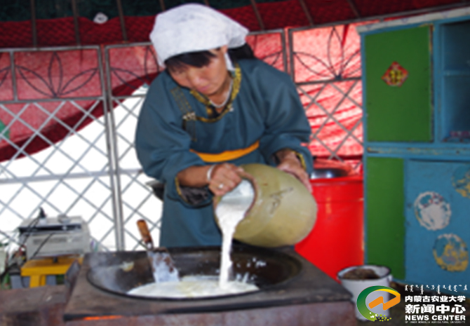 图3 牧民制作传统酸牛乳制品